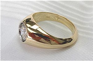 Traditional single stone mens ring