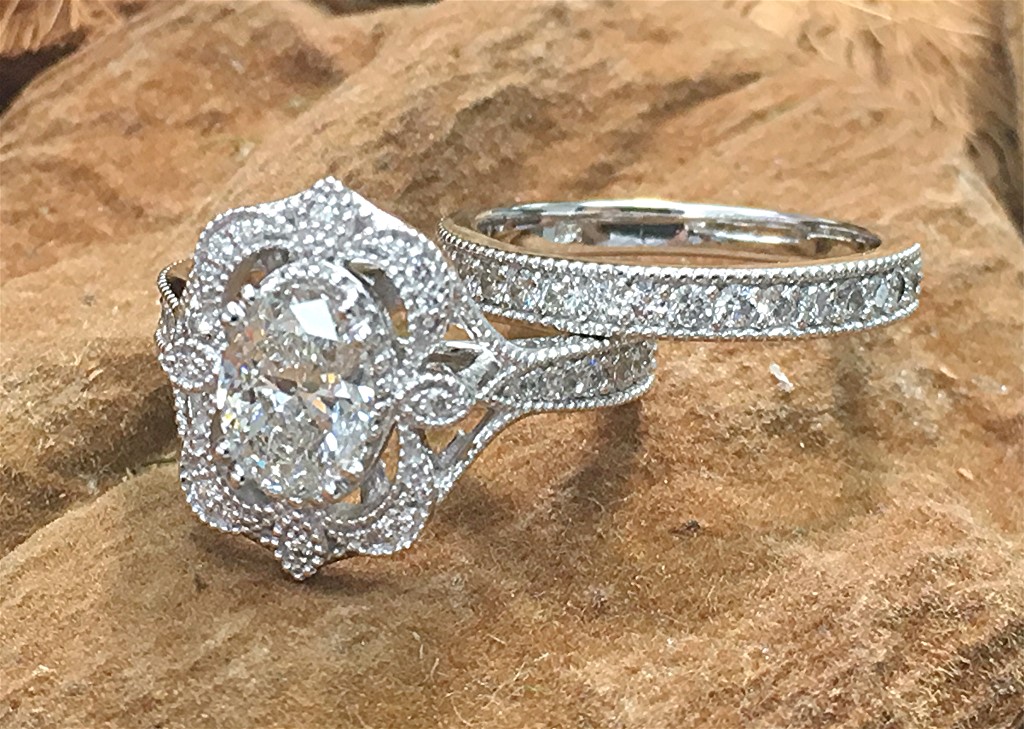 Oval diamond engagement ring set