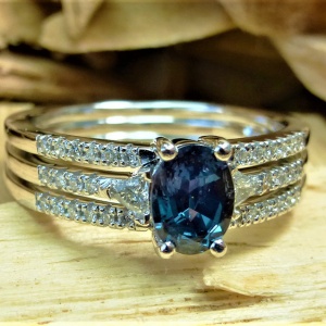 Diamond and alexandrite engagement ring