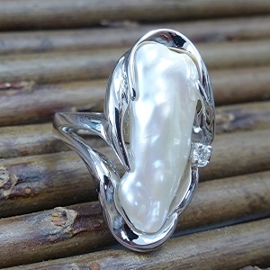 Baroque pearl ring