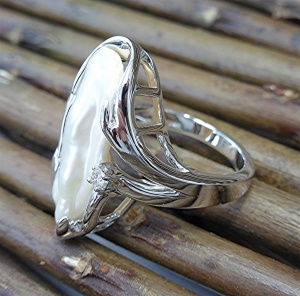 Baroque pearl ring