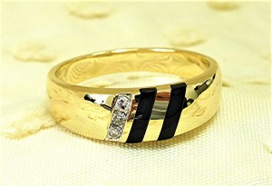 Diamond and onyx gold ring