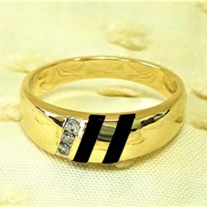 Diamond and onyx gold ring