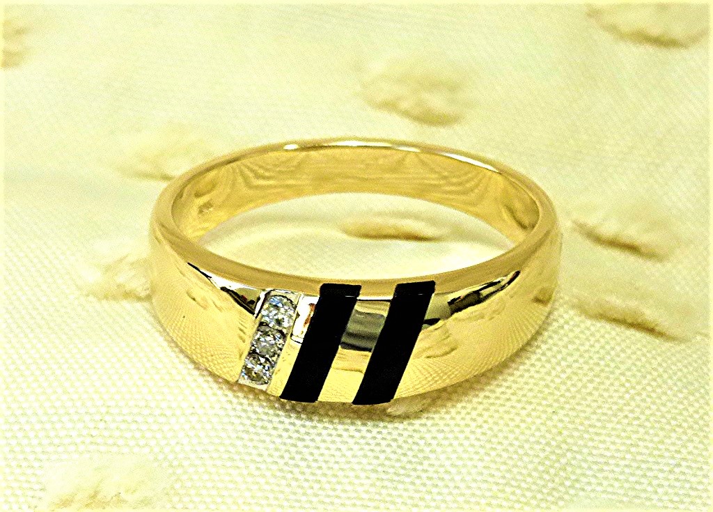 Diamond and onyx gold ring